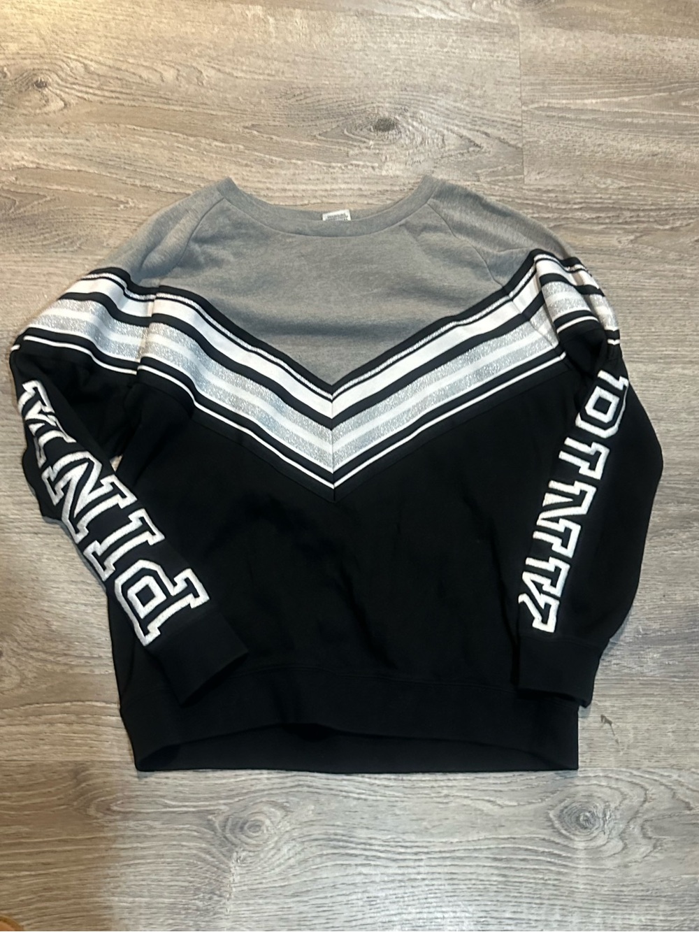 PINK Victoria’s Secret Black Gray Chevron Stripe Sweatshirt Pullover Size M